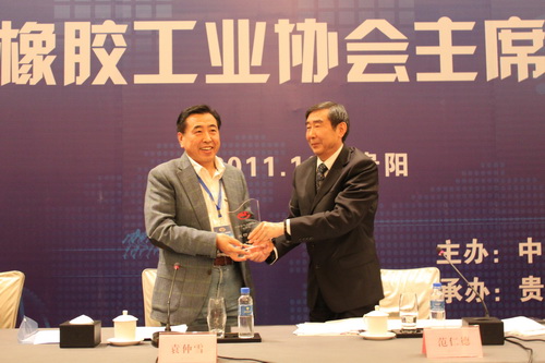 中国橡胶工业协会会长范仁德向软控董事长袁仲雪颁发荣誉奖牌 